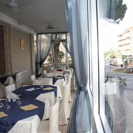 Esperia Hotel 3*